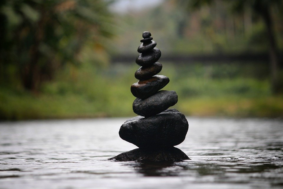 Photo Balanced Pebbles Over Water